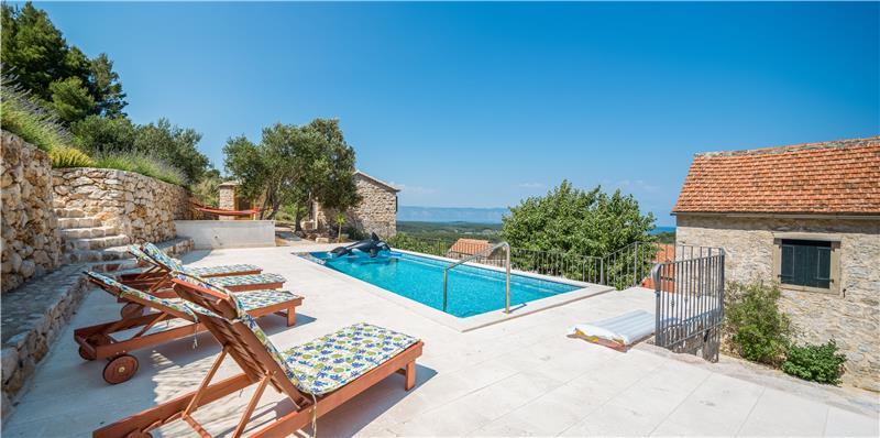 Sea-view villa in Pitve, photograph 3