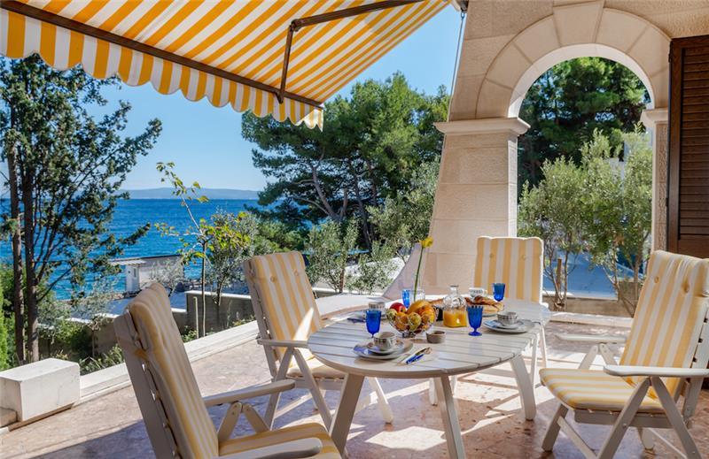 Beachfront villa in Ciovo, photograph 5