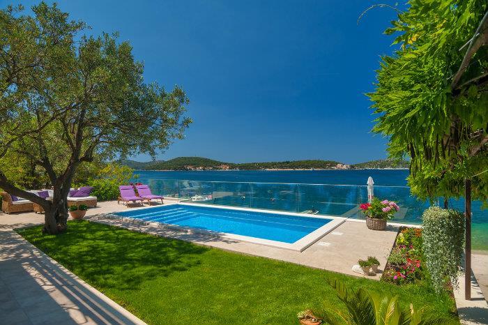 Beachfront villa in Zatoglav, photograph 3