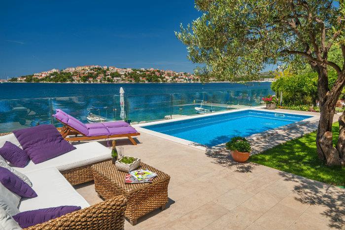 Beachfront villa in Zatoglav, photograph 1