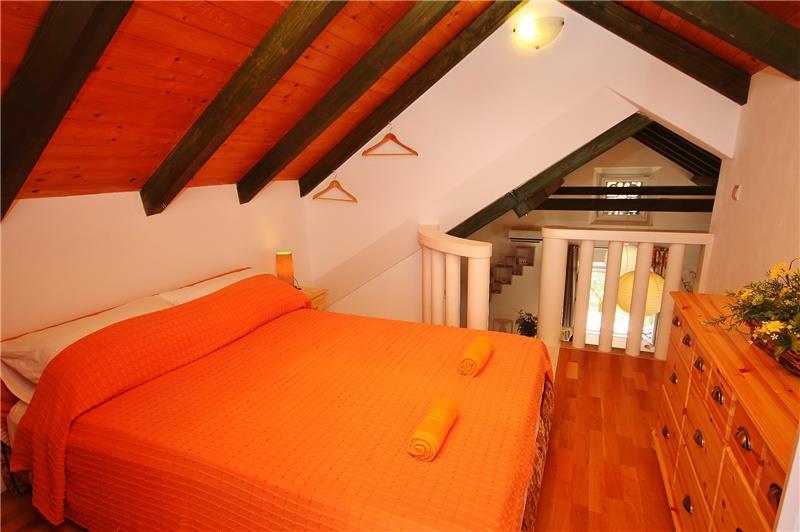 Sea-view villa in Pucisca, photograph 12