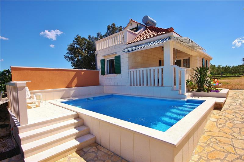 Sea-view villa in Pucisca, photograph 1