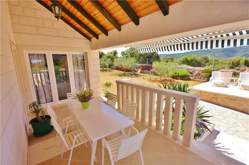 Sea-view villa in Pucisca, photograph 6
