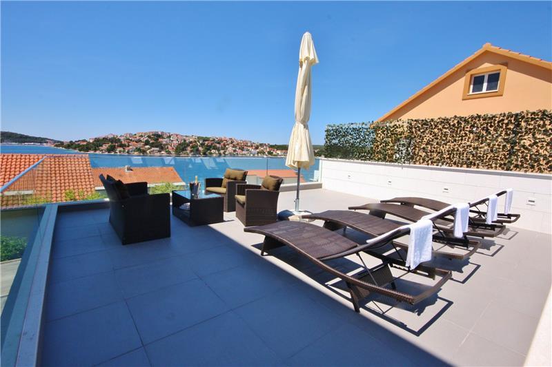 Beachfront villa in Rogoznica, photograph 7