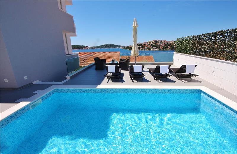 Beachfront villa in Rogoznica, photograph 1
