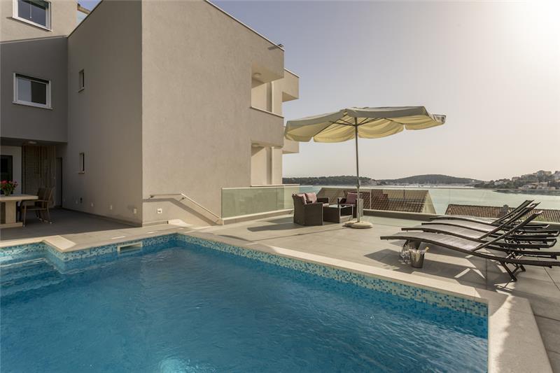Beachfront villa in Rogoznica, photograph 3