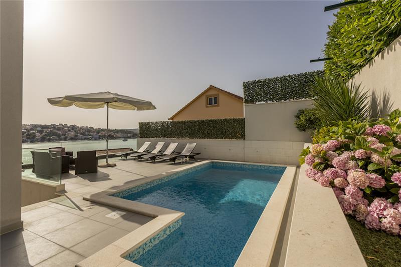 Beachfront villa in Rogoznica, photograph 4