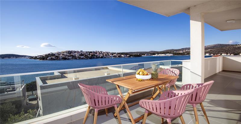 Beachfront villa in Rogoznica, photograph 10