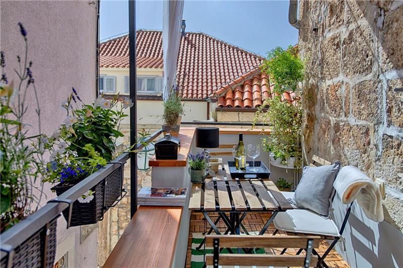 Sea-view villa in Hvar Town, photograph 1