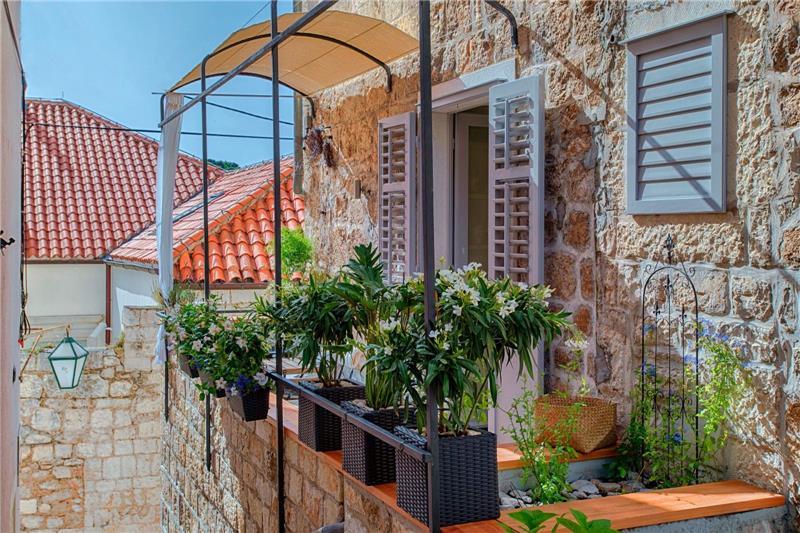 Sea-view villa in Hvar Town, photograph 2