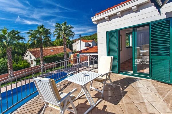 Beachfront villa in Sumartin, photograph 6