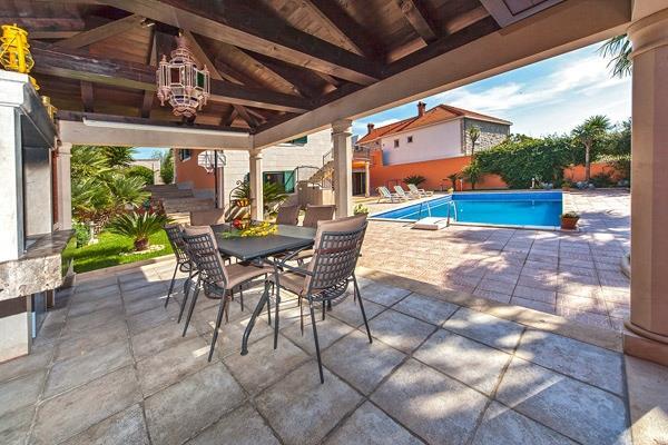 Beachfront villa in Sumartin, photograph 7
