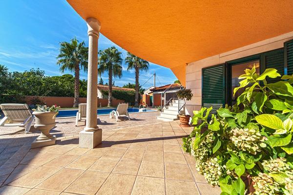 Beachfront villa in Sumartin, photograph 5