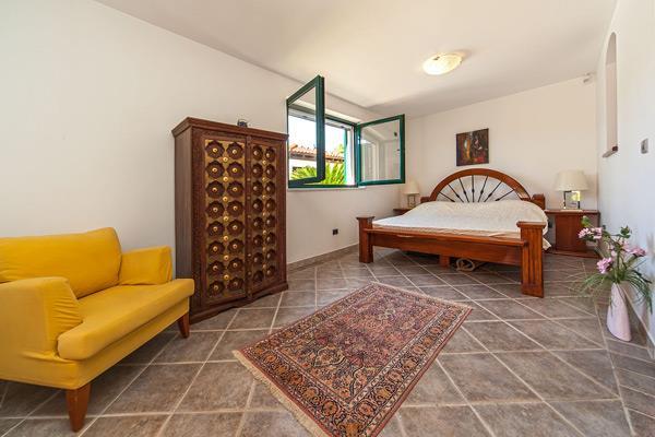 Beachfront villa in Sumartin, photograph 15