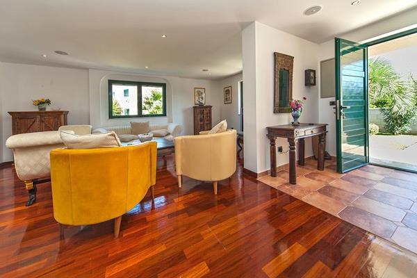 Beachfront villa in Sumartin, photograph 10