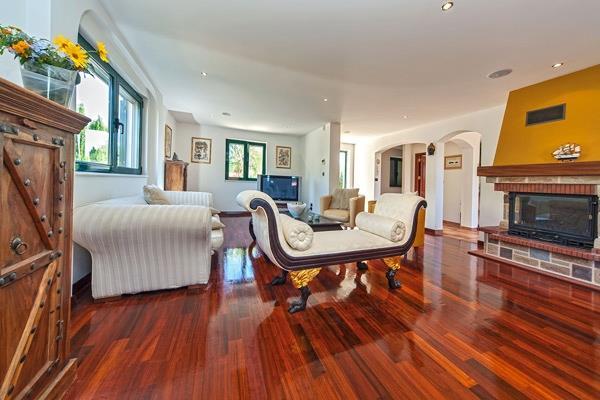 Beachfront villa in Sumartin, photograph 11