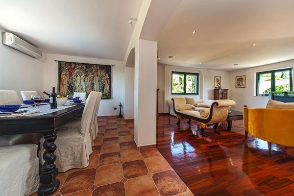 Beachfront villa in Sumartin, photograph 12
