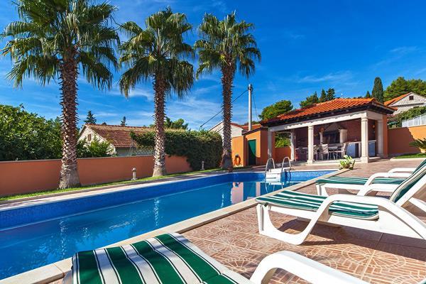 Beachfront villa in Sumartin, photograph 3