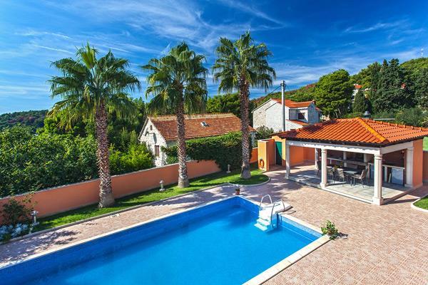 Beachfront villa in Sumartin, photograph 2