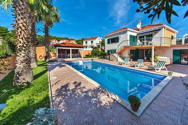 Beachfront villa in Sumartin, photograph 1