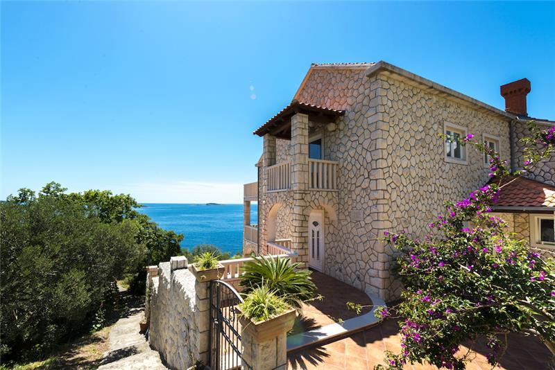 Sea-view villa in Soline, photograph 2