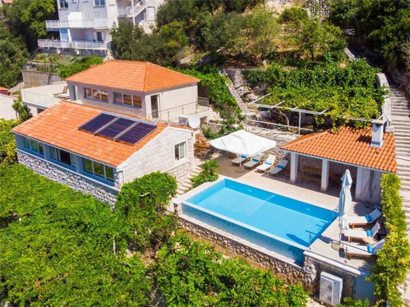 Sea-view villa in Mlini, photograph 1