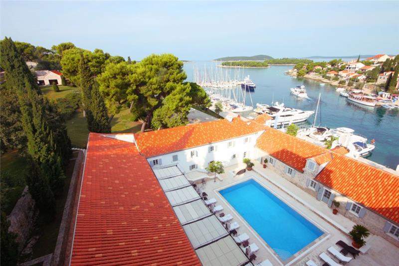 Beachfront villa in Solta Island, photograph 2