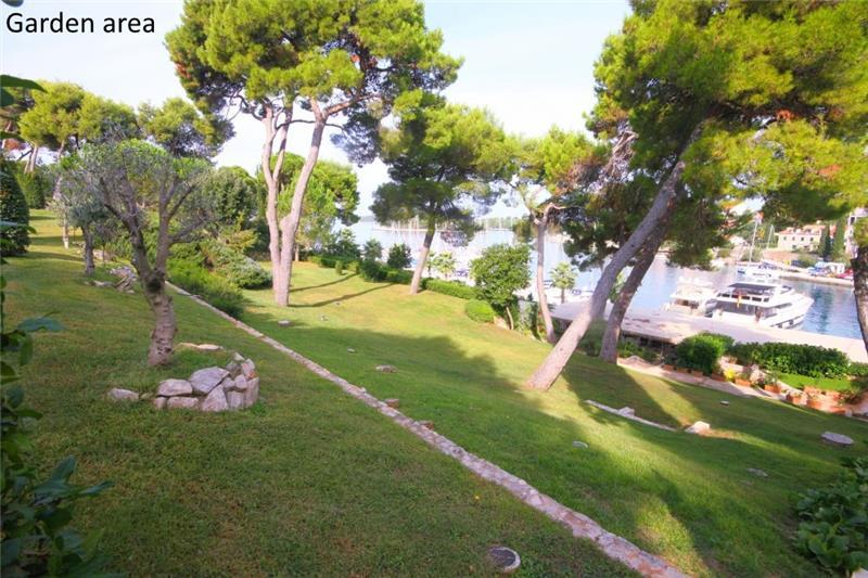 Beachfront villa in Solta Island, photograph 7