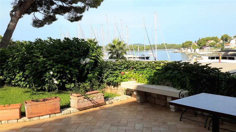 Beachfront villa in Solta Island, photograph 5