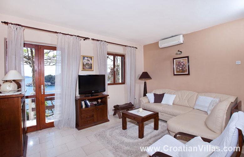 Beachfront villa in Stikovica, photograph 9
