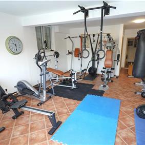 8 Bedroom Seaside Villa with Pool in Zaton Bay near Dubrovnik, Sleeps 17-22