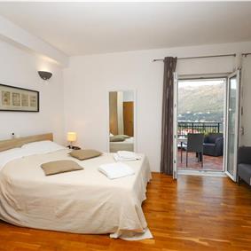 8 Bedroom Seaside Villa with Pool in Zaton Bay near Dubrovnik, Sleeps 17-22