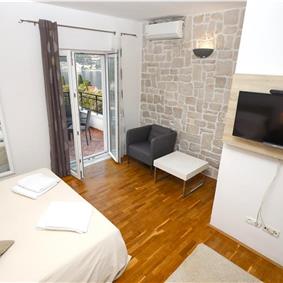 8 Bedroom Seaside Villa with Pool in Zaton Bay near Dubrovnik, Sleeps 17-22