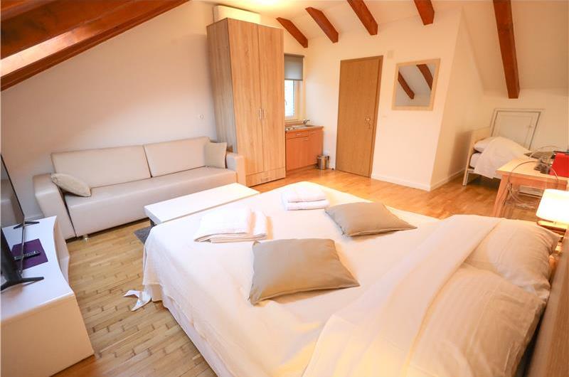 8 Bedroom Seaside Villa with Pool in Zaton Bay near Dubrovnik, Sleeps 17-22