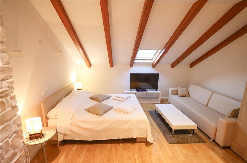 8 Bedroom Seaside Villa with Pool in Zaton Bay near Dubrovnik, Sleeps 17-22