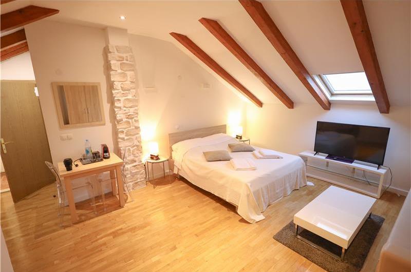 8 Bedroom Seaside Villa with Pool in Zaton Bay near Dubrovnik, Sleeps 17-22