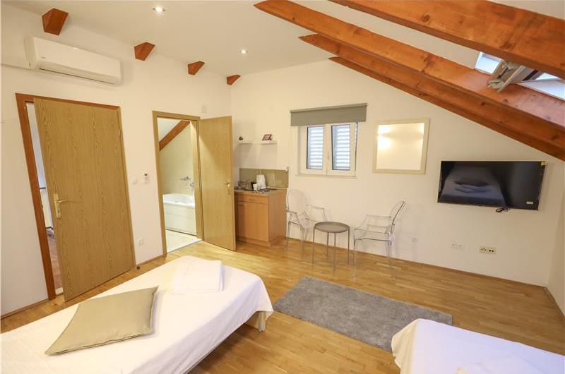 8 Bedroom Seaside Villa with Pool in Zaton Bay near Dubrovnik, Sleeps 17-22