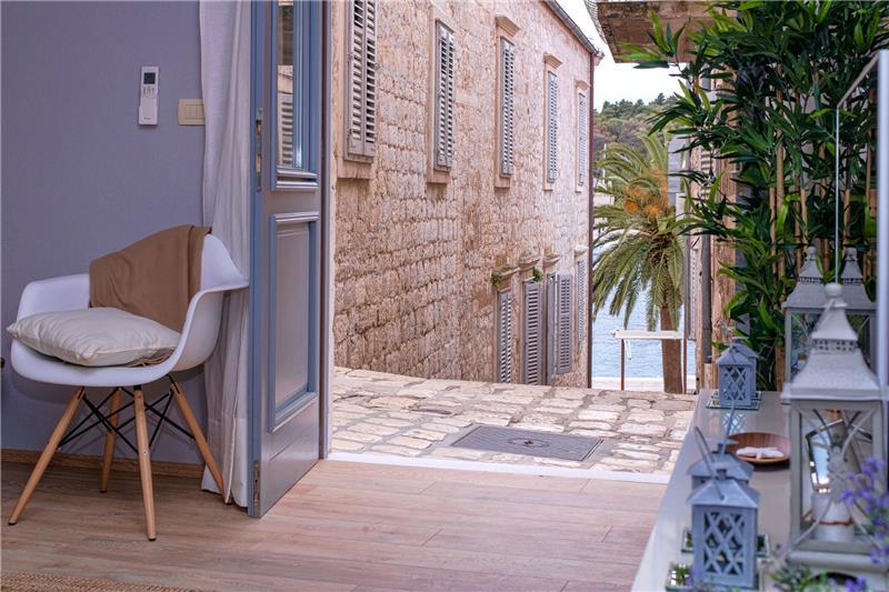 Sea-view villa in Hvar Town, photograph 1