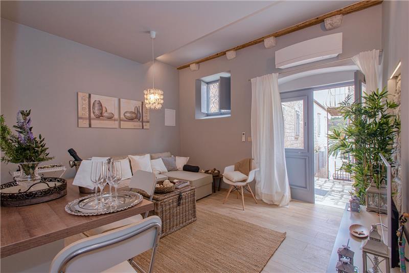 Sea-view villa in Hvar Town, photograph 2