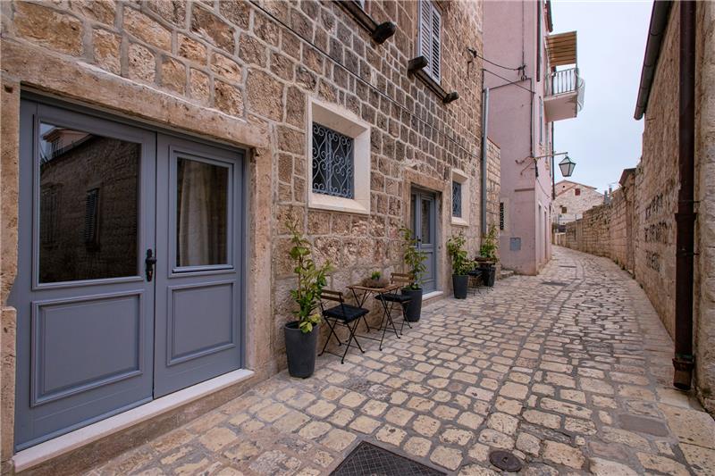 Sea-view villa in Hvar Town, photograph 3