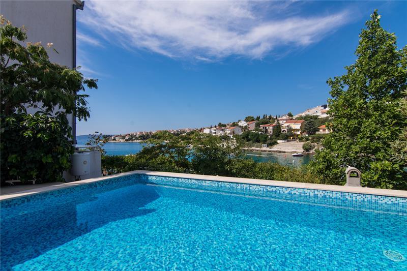 Beachfront villa in Ciovo, photograph 5