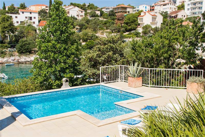 Beachfront villa in Ciovo, photograph 1