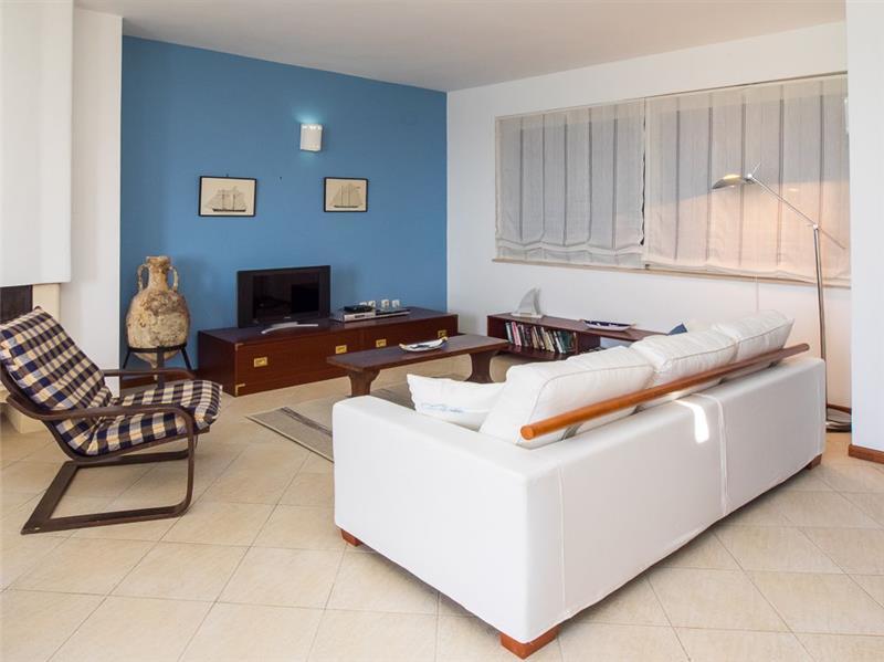 Beachfront villa in Supetar, photograph 3