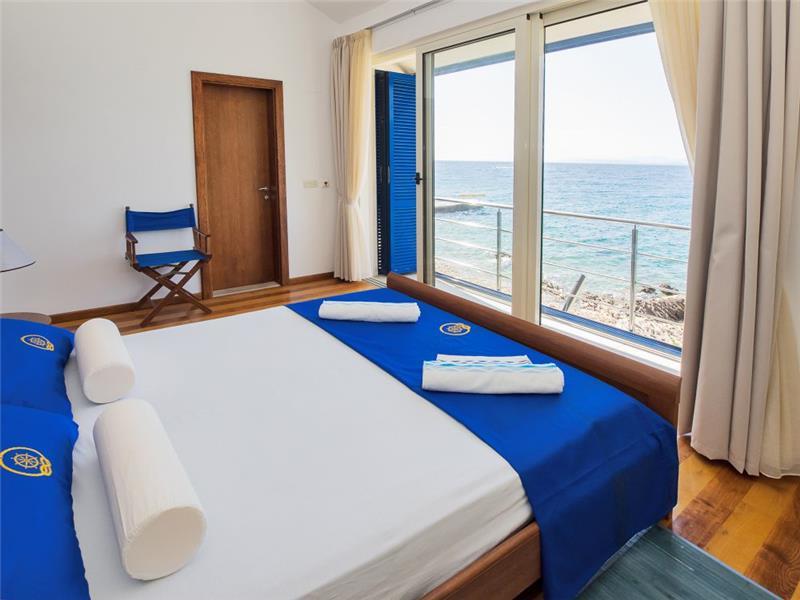 Beachfront villa in Supetar, photograph 13