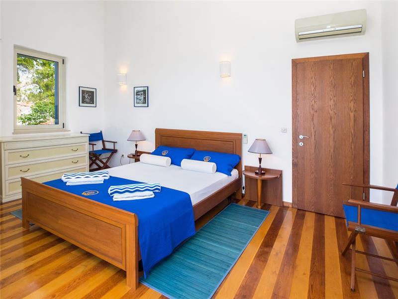 Beachfront villa in Supetar, photograph 15