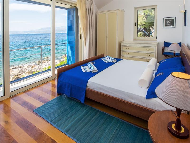 Beachfront villa in Supetar, photograph 14