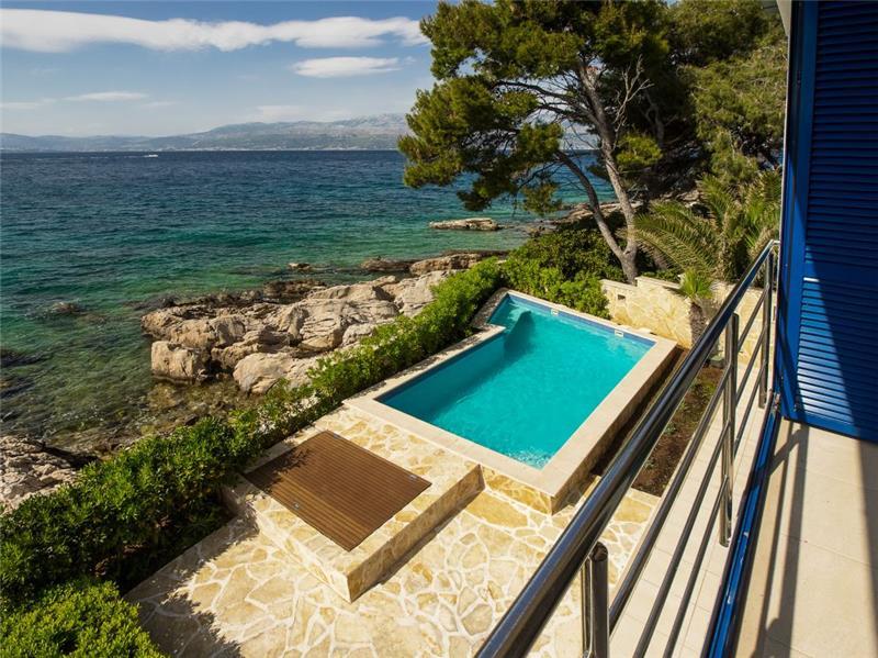 Beachfront villa in Supetar, photograph 1