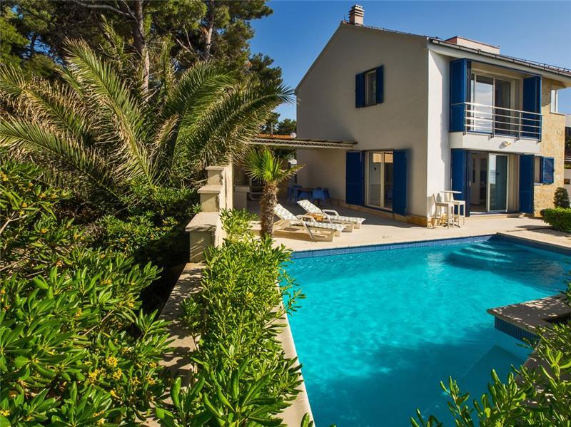 Beachfront villa in Supetar, photograph 2