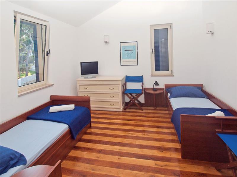 Beachfront villa in Supetar, photograph 12