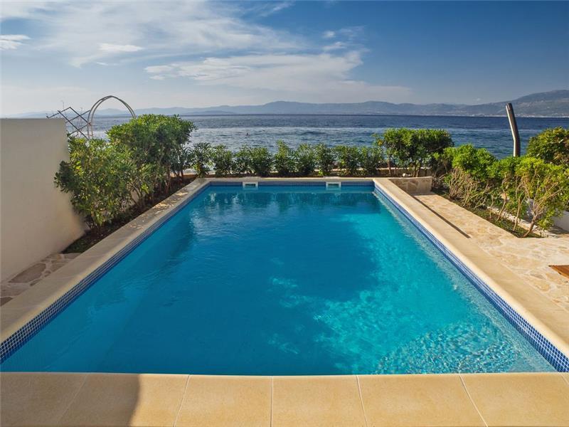 Beachfront villa in Supetar, photograph 1